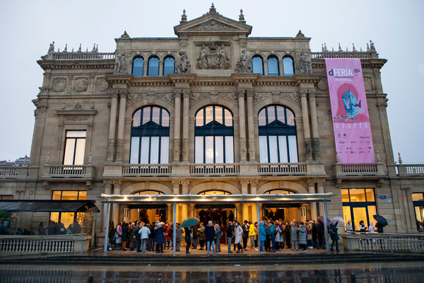 Comienzo de la feria. Teatro Victoria Eugenia. (Foto: Gorka Bravo).